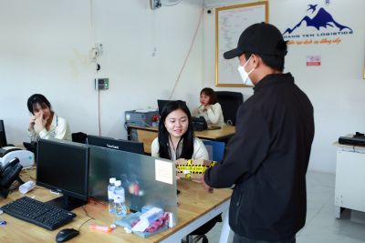 NHÂN VIÊN TIẾP NHẬN KHÁCH VÀ GIAO NHẬN HÀNG HÓA